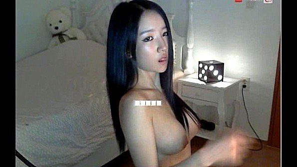 Сексапильная кореянка пошло позирует на веб камеру и раздевается
