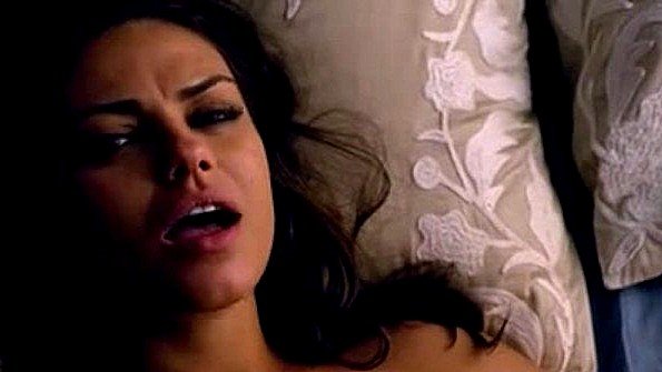 Шикарная Mila Kunis в постельной сцене из одного своего фильма