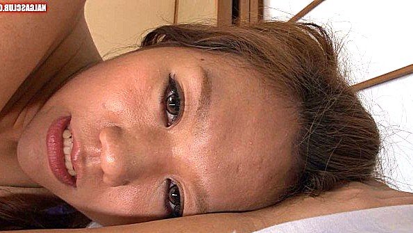 Японская шлюшка подставляет волосатую пизду под секс машину