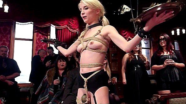 Элитные сексуальные рабыни развлекают сексом толпу в ночном клубе