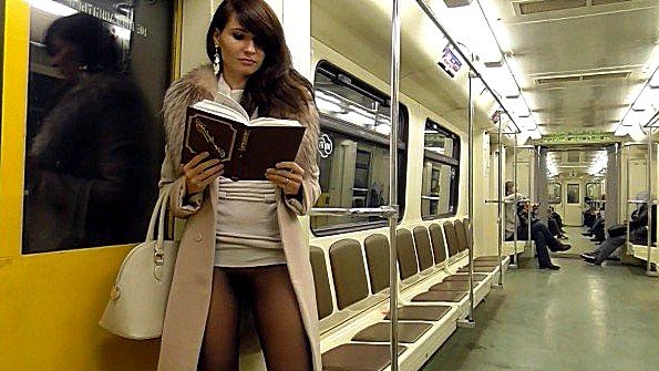 Распахнула пальто и показывает пизду в колготах прямо в метро