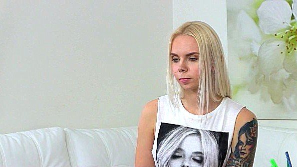 Женщина порно агент испытывает похоть татуированной блондинки