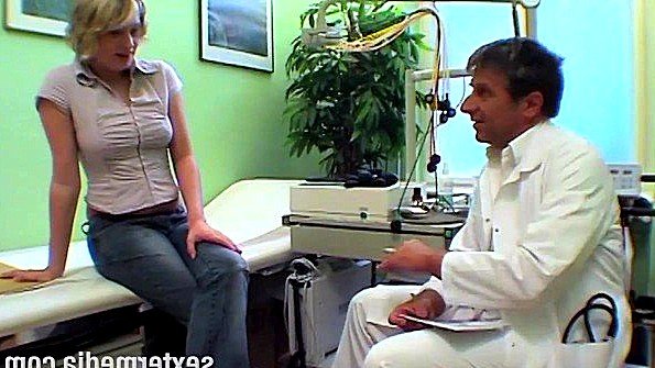 Пациентка треплет пиздоньку перед доктором и хардкорно спаривается