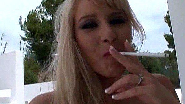 Деваха с крупными титями вышла голышом во двор и курит сигарету